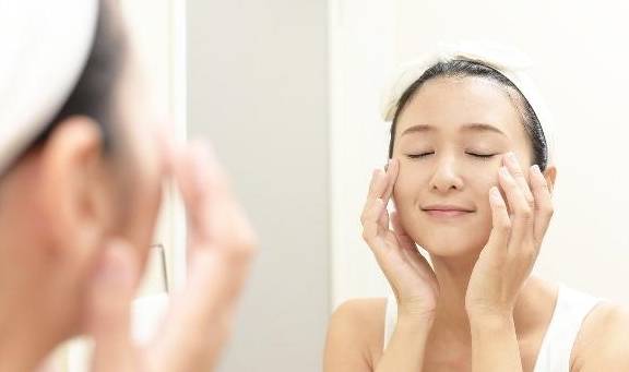 經(jīng)常用維E擦臉對(duì)皮膚好嗎？這四個(gè)影響，要先知道